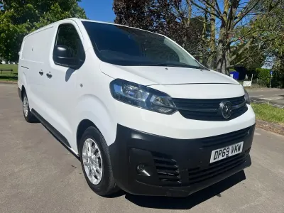 Second-hand Vauxhall Vivaro 100 CP (73 kW) 2019 Alb Monovolum