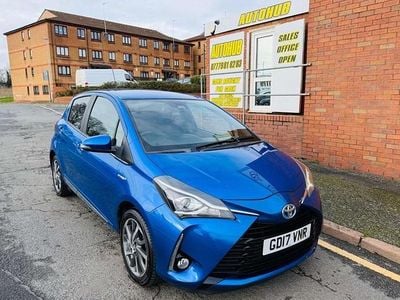 Used Toyota Yaris Hybrid 100 HP (73 kW) 2017 Blue Hatchback
