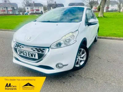 Używany Peugeot 208 Allure 67 KM (49 kW) 2013 Biały Hatchback