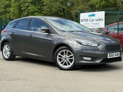 Käytetty Ford Focus Zetec 125 HP (91 kW) 2016 Harmaa Viistoperä