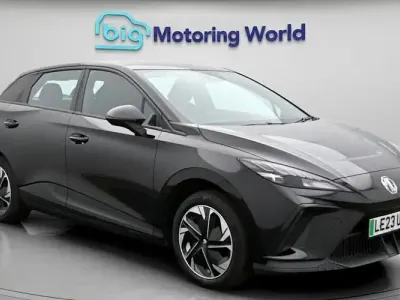 Begagnad MG MG4 EV SE 319 kW (435 HK) 2023 Svart Halvkombi