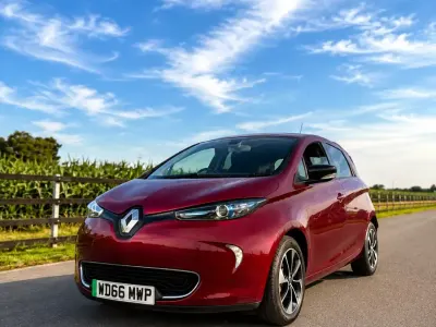 Used Renault Zoe Dynamique 67 kW (92 HP) 2017 Red Hatchback