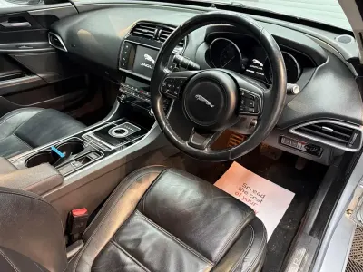 Begagnad Jaguar XE Prestige 2015 Silver Sedan