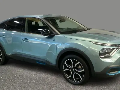 Begagnad Citroën e-C4 Shine 100 kW (136 HK) 2023 Blå Halvkombi