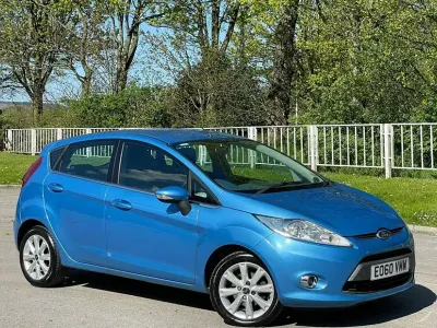 Usado Ford Fiesta Zetec 95 HP (69 kW) 2010 Azul Citadino