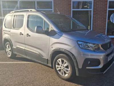 Usado Peugeot Rifter Allure 100 HP (73 kW) 2020 Cinzento Monovolume