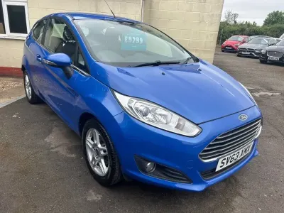 Begagnad Ford Fiesta Zetec 82 HK (60 kW) 2013 Blå Halvkombi