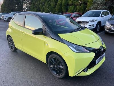 Begagnad Toyota Aygo X-cite 69 HK (50 kW) 2016 Gul Halvkombi