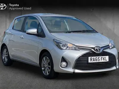 Używany Toyota Yaris 99 KM (72 kW) 2015 Srebrny Hatchback
