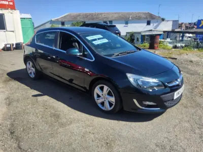 Używany Vauxhall Astra SRi 165 KM (121 kW) 2015 Zielony Hatchback
