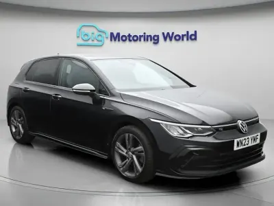 Second-hand VW Golf VIII R-line 150 CP (110 kW) 2023 Negru Hatchback