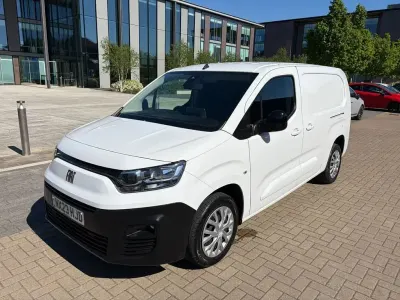 Używany Fiat Doblò S 100 KM (73 kW) 2023 Biały Minivan