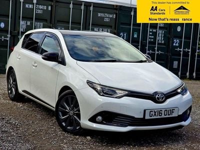 Used Toyota Auris Hybrid 136 HP (100 kW) 2016 White Hatchback