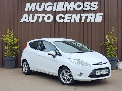 Käytetty Ford Fiesta Zetec 82 HP (60 kW) 2012 Valkoinen Viistoperä