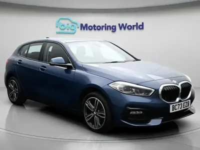 Begagnad BMW 118 Sport Line 136 HK (100 kW) 2024 Blå Halvkombi