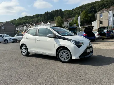Used Toyota Aygo X-play 72 HP (52 kW) 2019 White Hatchback