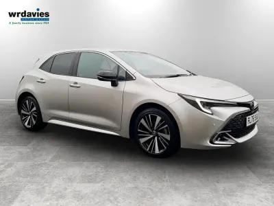 Usado Toyota Corolla Design 140 CV (102 kW) 2025 Plateado Utilitario