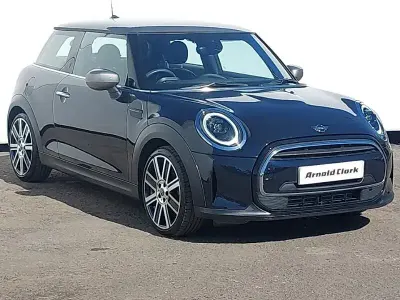 Begagnad Mini Cooper Comfort 136 HK (100 kW) 2023 Svart Halvkombi