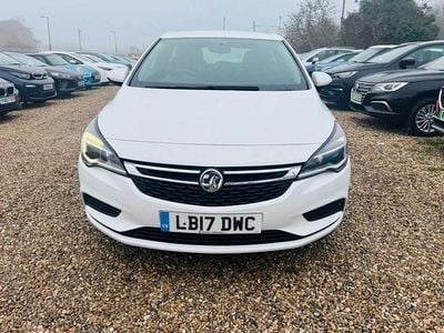 Used Vauxhall Astra Design Edition 105 HP (77 kW) 2017 White Hatchback