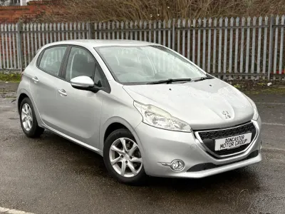 Gebraucht Peugeot 208 Active 68 PS (50 kW) 2013 Silber Kleinwagen
