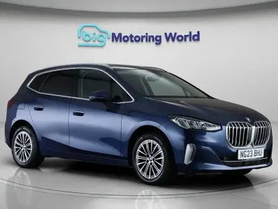 Begagnad BMW 225 Luxury Line 245 HK (180 kW) 2023 Blå Minibuss