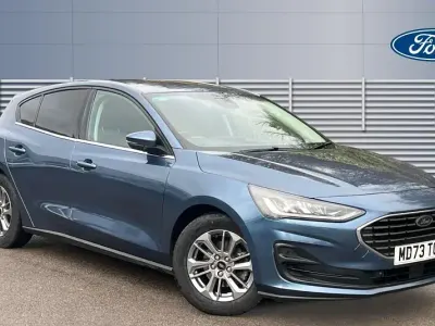 Begagnad Ford Focus Titanium 125 HK (91 kW) 2023 Blå Halvkombi