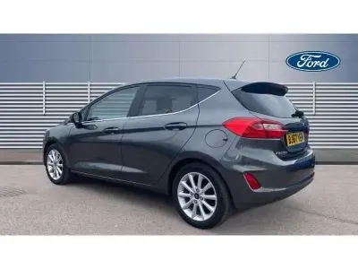 Usado Ford Fiesta Titanium 100 CV (73 kW) 2017 Gris Utilitario