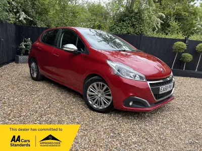 Second-hand Peugeot 208 Signature Sky 82 CP (60 kW) 2019 Roșu Hatchback