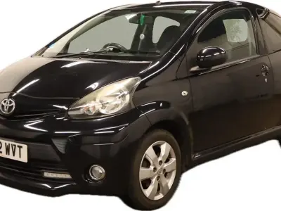 Usado Toyota Aygo 68 HP (50 kW) 2012 Preto Citadino