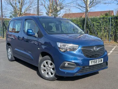 Second-hand Vauxhall Combo S 130 CP (95 kW) 2019 Albastru Monovolum