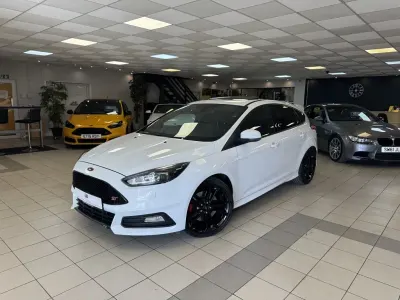 Begagnad Ford Focus ST 250 HK (183 kW) 2016 Vit Halvkombi