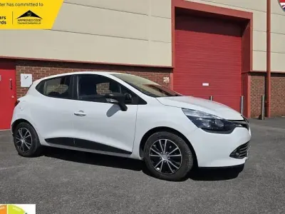 Used Renault Clio Expression 73 HP (53 kW) 2014 White Hatchback
