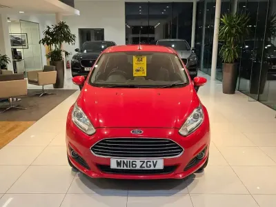 Usado Ford Fiesta Zetec 2016 Vermelho Citadino