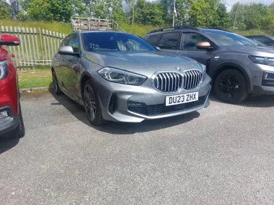Begagnad BMW 118 M Sport 136 HK (100 kW) 2023 Grå Halvkombi