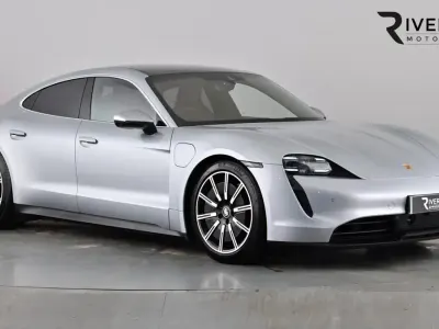 Begagnad Porsche Taycan Performance Package 419 kW (571 HK) 2023 Silver Sedan