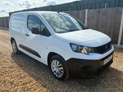 Begagnad Peugeot Partner S 131 HK (96 kW) 2020 Vit Minibuss
