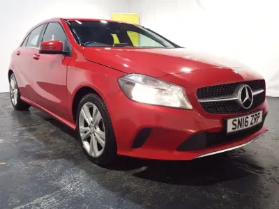 Używany Mercedes A180 109 KM (80 kW) 2016 Czerwony Hatchback