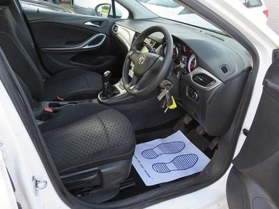 Used Vauxhall Astra 2017 White Estate