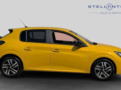 Used Peugeot 208 Active+ 74 HP (54 kW) 2023 Yellow Hatchback