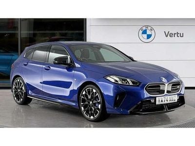 Begagnad BMW M135 Shadowline 300 HK (220 kW) 2024 Blå Halvkombi