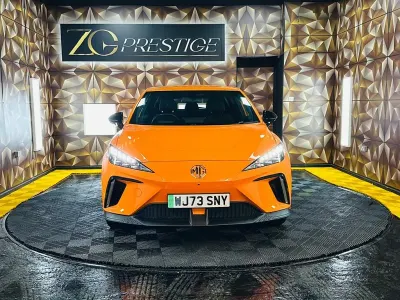 Begagnad MG MG4 EV Trophy 319 kW (435 HK) 2023 Orange Halvkombi