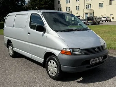 Usado Toyota HiAce 88 HP (64 kW) 2005 Prateado Van