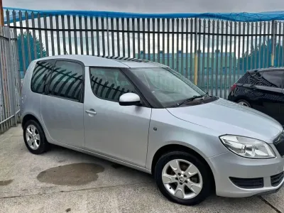 Usado Skoda Roomster SE 105 CV (77 kW) 2013 Plateado Monovolumen
