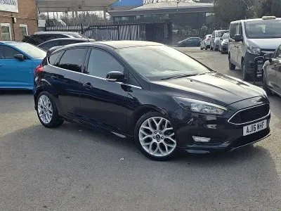 Begagnad Ford Focus Zetec 125 HK (91 kW) 2016 Svart Halvkombi