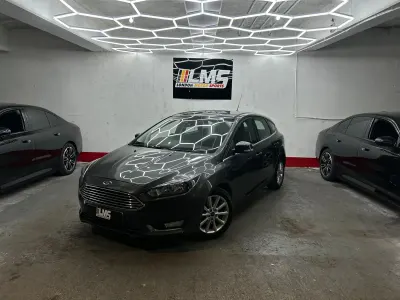 Used Ford Focus Titanium 125 HP (91 kW) 2015 Grey Hatchback