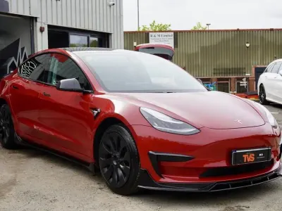 Używany Tesla Model 3 Standard Range 177 kW (241 KM) 2019 Czerwony Sedan/Limuzyna