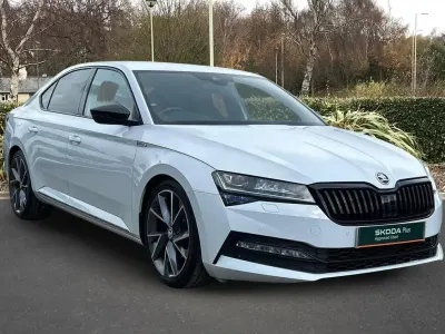 Gebraucht Skoda Superb SportlinePlus 190 PS (139 kW) 2020 Weiß Kleinwagen