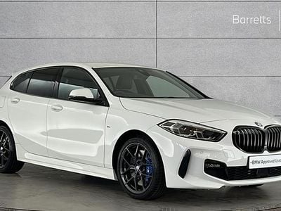 Begagnad BMW 118 M Sport 136 HK (100 kW) 2023 Vit Halvkombi