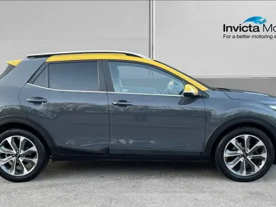 Usado Kia Stonic 99 HP (72 kW) 2023 Cinzento SUV