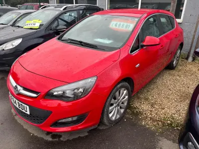 Used Vauxhall Astra Excite 100 HP (73 kW) 2014 Red Hatchback